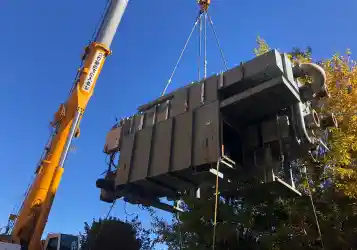 冷温水発生機搬入